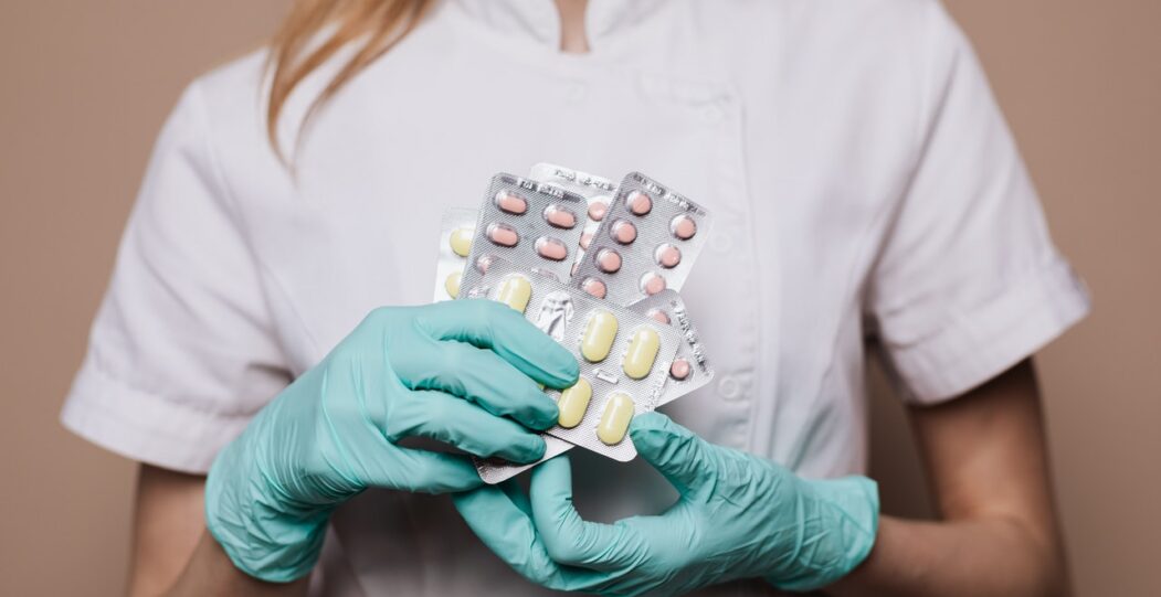 хочу работать в аптеке но нет образования что делать. Mozhno li rabotat farmacevtom bez medicinskogo obrazovaniya. хочу работать в аптеке но нет образования что делать фото. хочу работать в аптеке но нет образования что делать-Mozhno li rabotat farmacevtom bez medicinskogo obrazovaniya. картинка хочу работать в аптеке но нет образования что делать. картинка Mozhno li rabotat farmacevtom bez medicinskogo obrazovaniya. Новый человек в аптеке – это всегда интересно, ведь он может сделать работу аптечного коллектива профессиональнее и динамичнее. Однако, чтобы адекватно встроиться в работу с первого дня, вы должны многое знать и уметь.