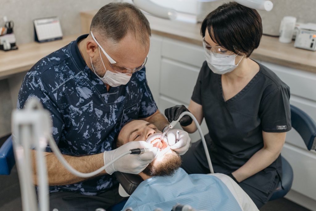 Профессия стоматолог: описание, учеба, курсы и как получить категорию